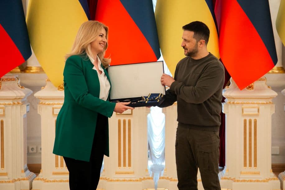 Zelenszkij a legmagasabb ukrán állami kitüntetést adta át Čaputovának Kijevben